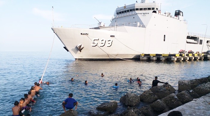 KRI Banda Aceh Sandar di Pelabuhan Tangkian, Warga Ramai Berselfie