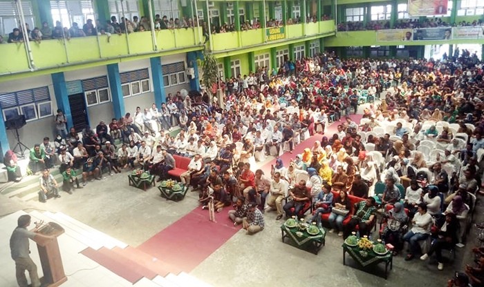 Rocky Gerung Menjadi Magnet Besar Kosong Dua di Banggai