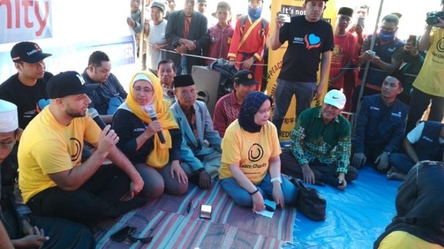 Maher Zain Kunjungi Korban Bencana di Palu dan Berikan Donasi